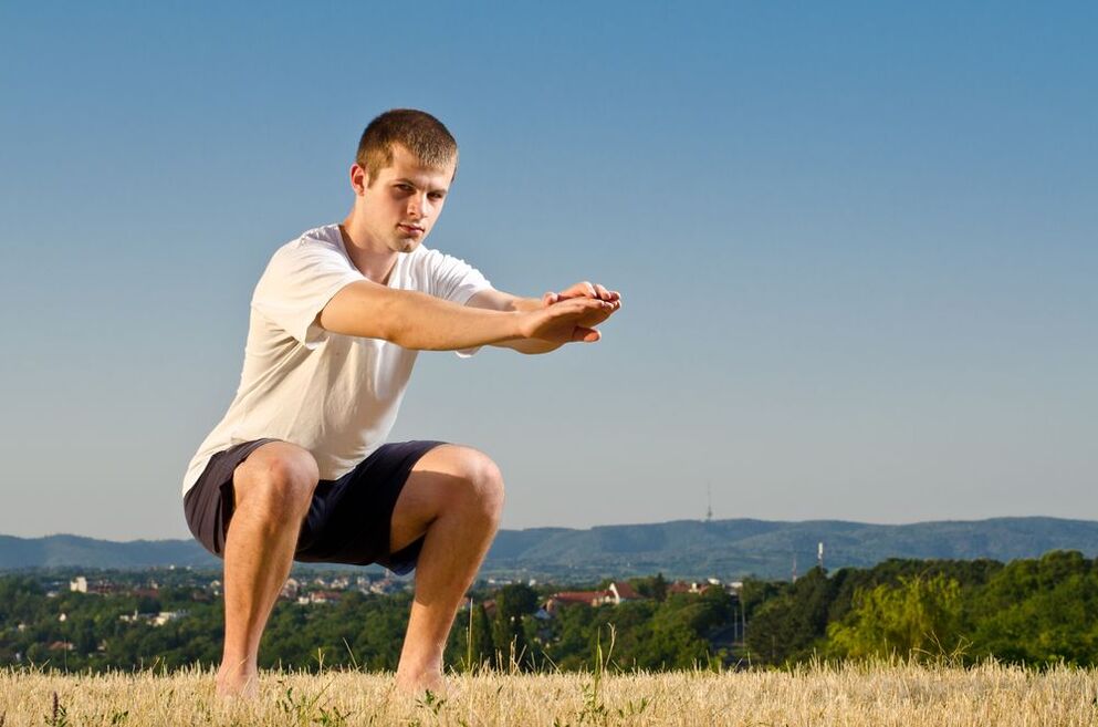 Att stärka manlig styrka underlättas av speciella fysiska övningar, såsom knäböj. 
